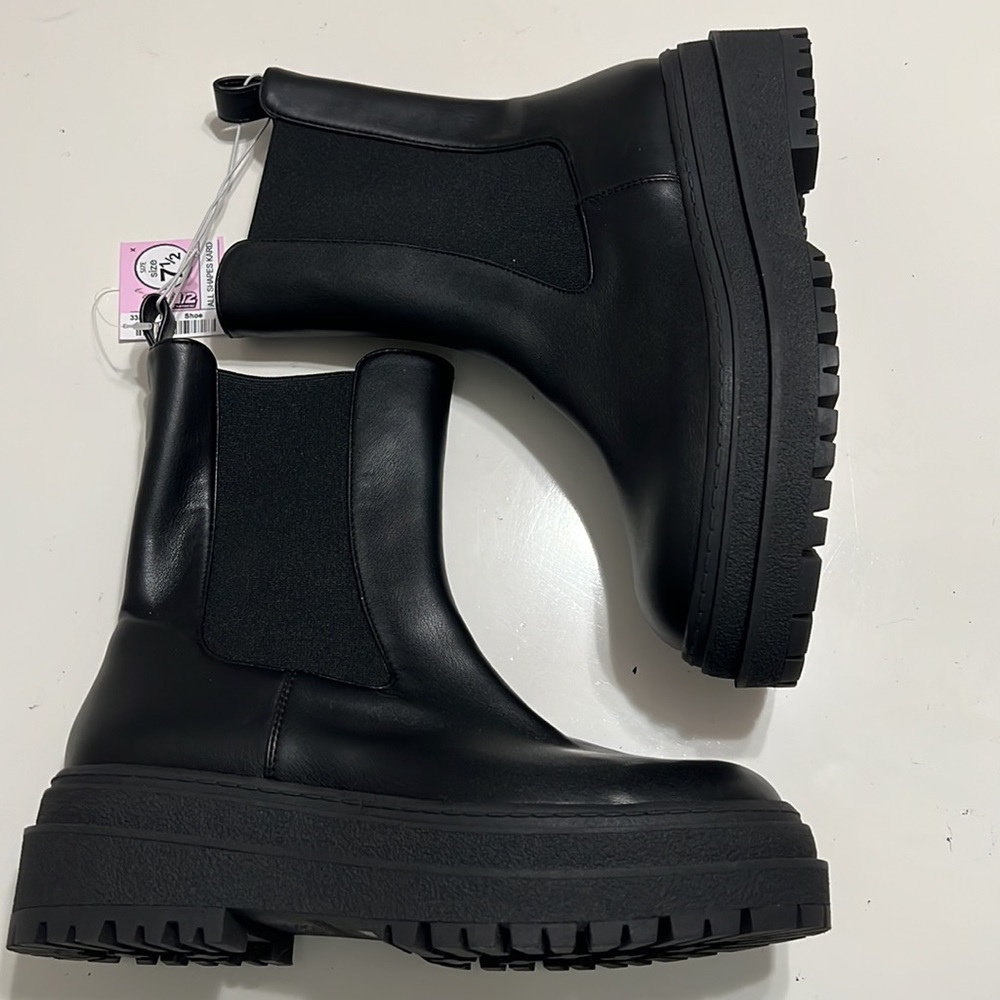 New!! Good American Chelsea Lug Sole Pull On Boots Black, Read Update! - Picture 7 of 14